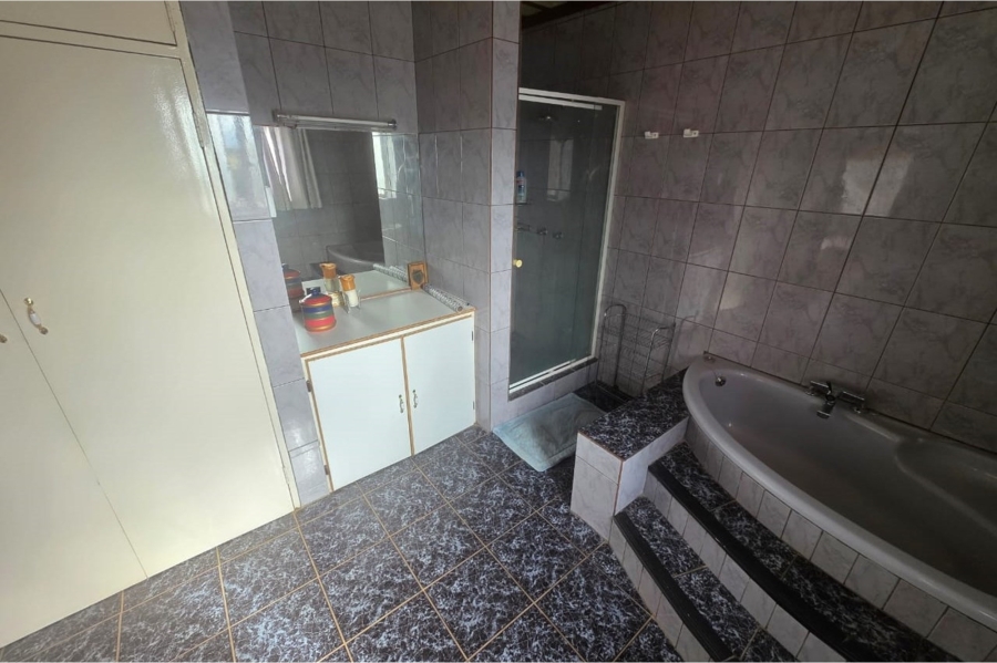4 Bedroom Property for Sale in Roodepan Northern Cape